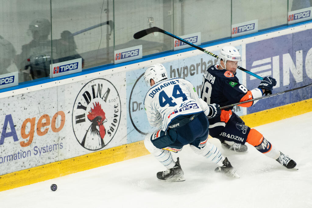 Na snímke zľava Cody Donaghey (Nitra) a Samuel Chalupa (Michalovce) v zápase 5. kola hokejovej Tipos extraligy medzi HK Nitra - HK Dukla Ingema Michalovce 30. septembra 2022 v Nitre. FOTO TASR - Henrich Mišovič