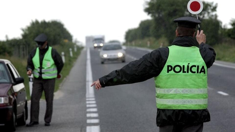 V týchto dòoch prebieha na slovenských cestách bezpeènostná akcia pod názvom Jastrab, ktorá beží súèasne aj  v Èechách, Po¾sku, Rakúsku, Maïarsku a Slovinsku. Akcia sa skonèí v nede¾u 12. júna o piatej ráno. Snímka je zo soboty 11.júna 2005 z výpadovky z Nitry smerom na Zlaté Moravce. FOTO TASR - Henrich Mišoviè