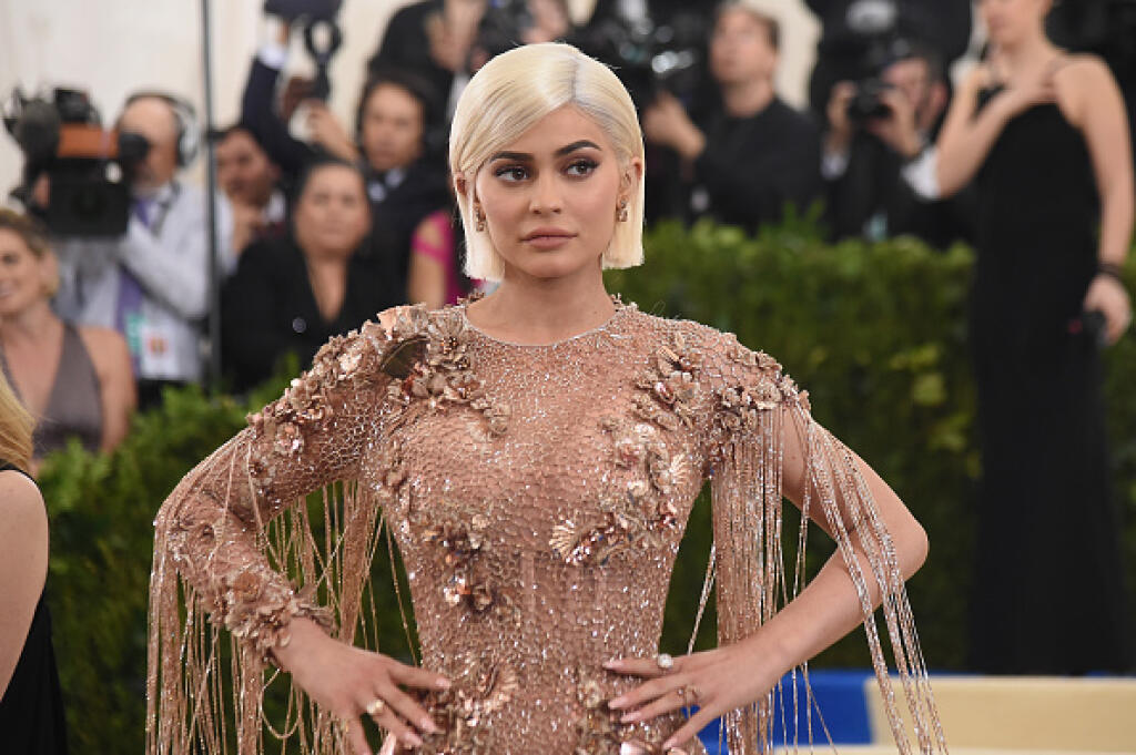 Najmladšia sestra svetoznámych Kardashianiek svojím výstredným vzhľadom doslova vytŕča z davu.