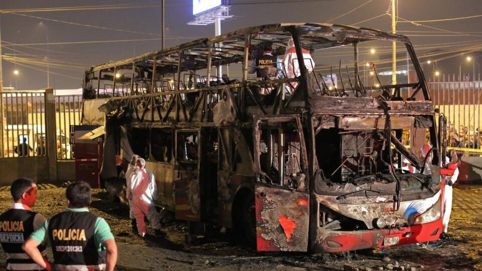 Nehoda autobusu si vyžiadala najmenej 20 životov.