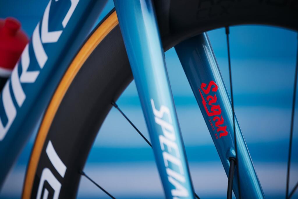 Saganov nový bicykel má bledomodrý rám s malými červenými doplnkami a okrem názvu a loga stajne ho zdobí aj meno Žilinčana s citátom „Nikdy nezlyháš, kým sa neprestaneš snažiť.“