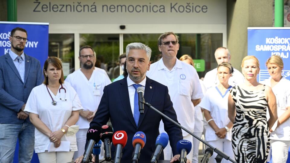 Na snímke predseda Košiského samosprávneho kraja (KSK) Rastislav Trnka so zástupcami nemocnice počas tlačovej konferencie na tému Záchrana Železničnej nemocnice s poliklinikou v Košiciach 18. augusta 2022. FOTO TASR - Roman Hanc