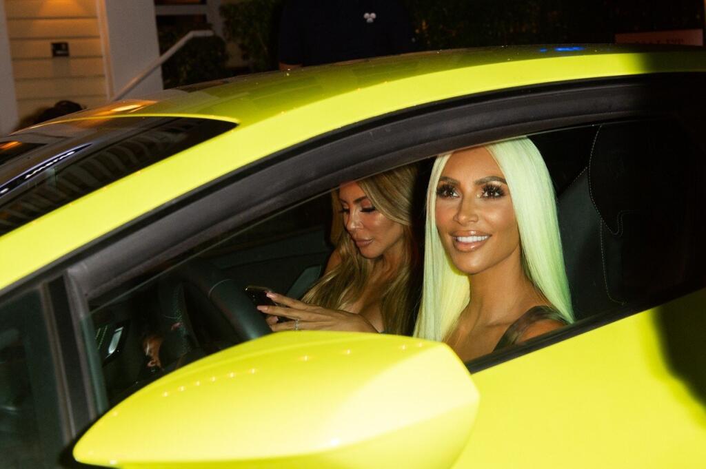 Realitystar tentokrát upútala pozornosť tým, že k svietivo žltému Lamborghini doladila parochňu.