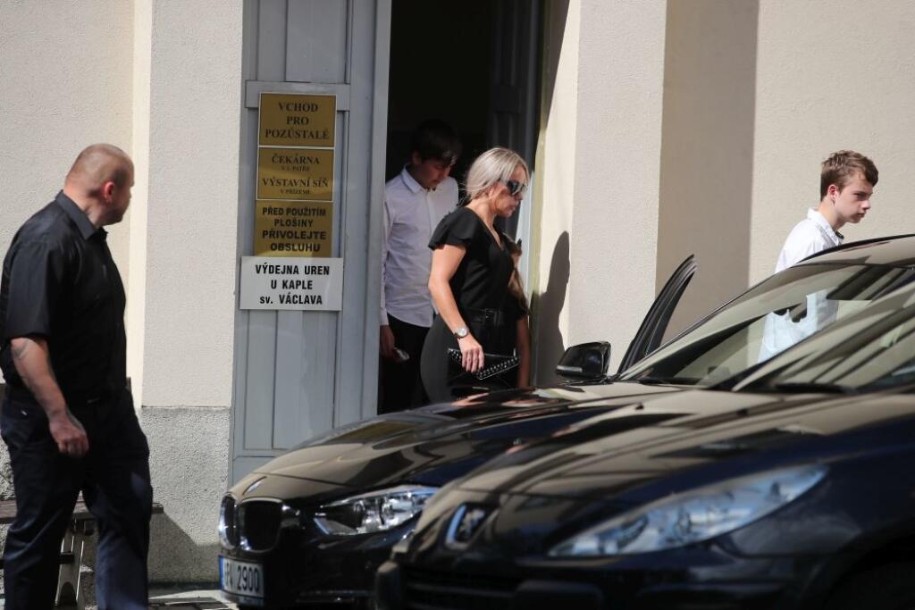 Posledné zbohom dala svojmu milovanému Mariánovi manželka Martina s deťmi.