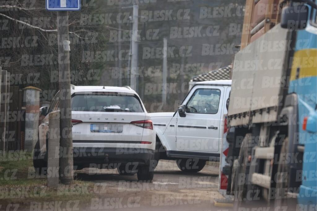 Ceterová sa doviezla na jej veľkom bielom mercedese.