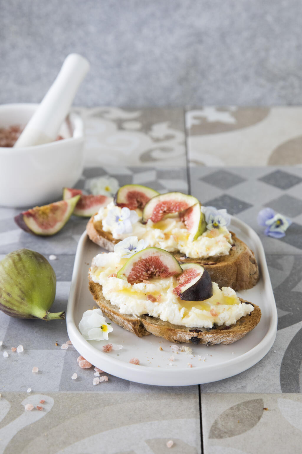 bruschetta s figami
recept:
2 PORCIE, PRÍPRAVA 10 MINÚT
• 2 plátky chleba s brusnicami
(alebo s orechmi)
• 100 g nátierkového masla
• 2 lyžice kyslej smotany
• 2 čerstvé figy
• med
• ružová soľ
• olivový olej
• jedlé kvety (nemusia byť)
1. Chlieb nakrájajte na plátky
a opečte ho do chrumkava v hriankovači.
2. Nátierkové maslo vymiešajte
s kyslou smotanou. Každý chlieb
bohato potrite smotanovou zmesou
a navrch poukladajte nakrájané figy.
3. Zľahka ich zastreknite olivovým
olejom a polejte medom