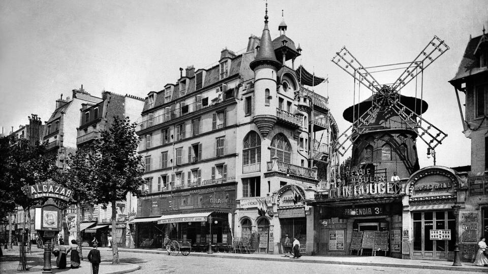 Známa budova MOULIN ROUGE asi z roku 1930.