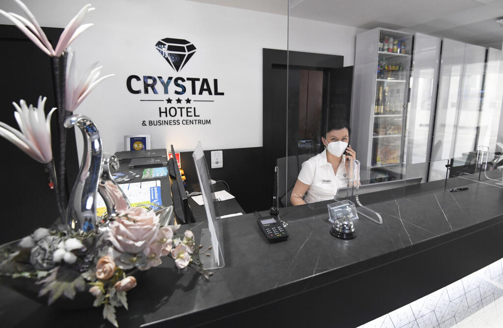 Hotel Crystal v Košiciach je opäť otvorený a čaká na  zákazníkov a hostí. Na snímke recepcia hotela. Košice, 25. apríla 2021. FOTO TASR – František Iván