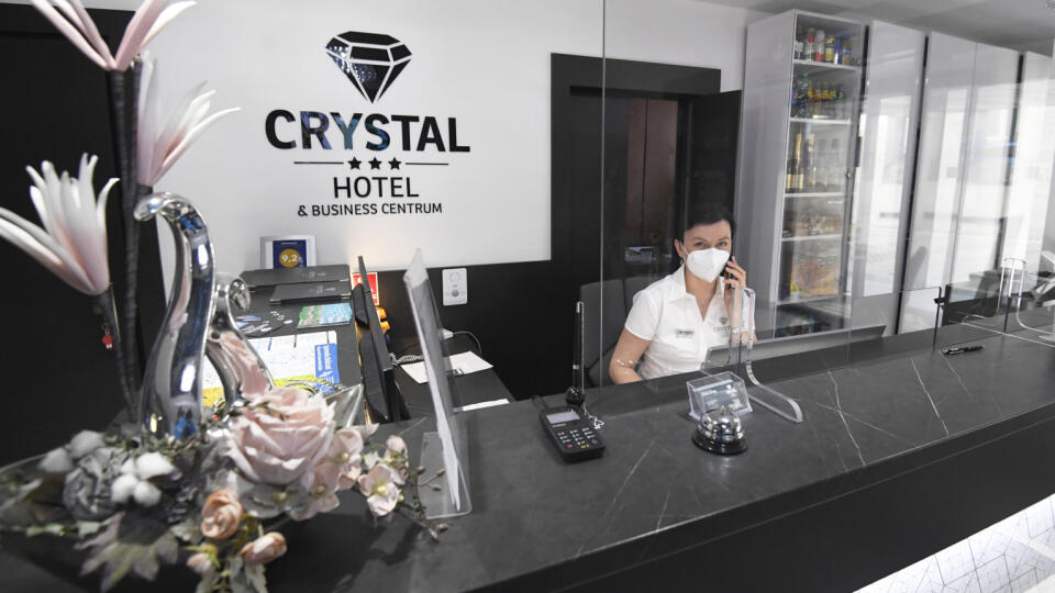 Hotel Crystal v Košiciach je opäť otvorený a čaká na zákazníkov a hostí. Na snímke recepcia hotela. Košice, 25. apríla 2021. FOTO TASR – František Iván