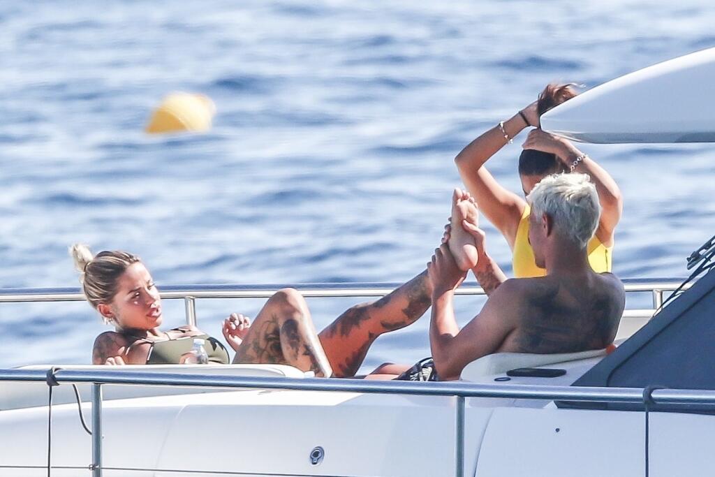 Futbalista Theo Hernandez a modelka Zoe Cristofoli si užili plavbu na jachte plnú erotiky.