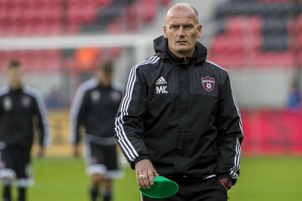Miroslav Karhan: „Myslím si, že to je správna voľba. Otázkou však je, ako to bude fungovať, ak by mal viesť reprezentáciu a zároveň aj Slovan. Nie som si istý, či je to dobrá kombinácia. Z hľadiska toho, že by mal viesť repre Vlado Weiss, tak si myslím, že inú a hlavne lepšiu voľbu ani nemáme.“