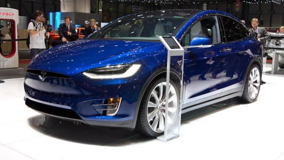 ikona Tesla Model X P90 na autosalóne v Ženeve