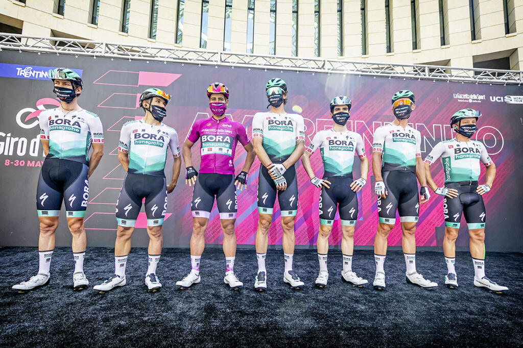 Tím Bora-Hansgrohe pred štartom 18. etapy na Giro d’Italia 2021.  
 Saganovi sa na Gire darilo výborne, prvýkrát získal  
 cyklámenový dres pre najlepšieho šprintéra.