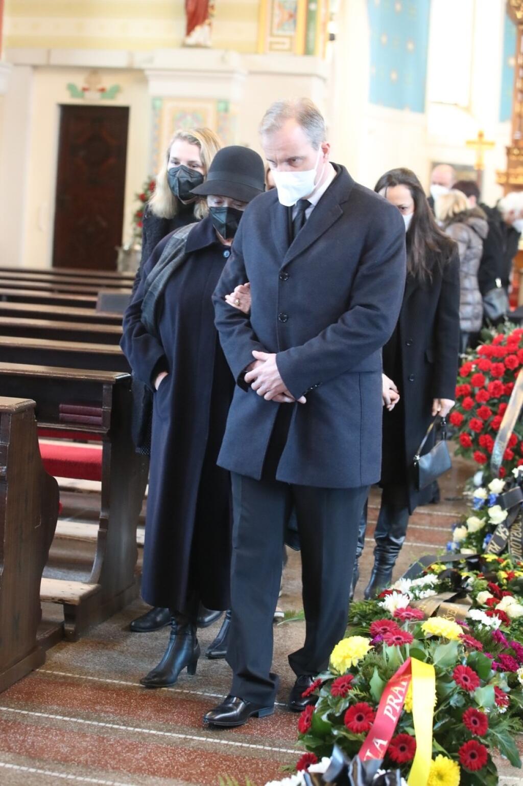 S Černým sa prišli rozlúčiť desiatky smútiacich. Okrem najbližšej rodiny nechýbali ani známe televízne tváre.