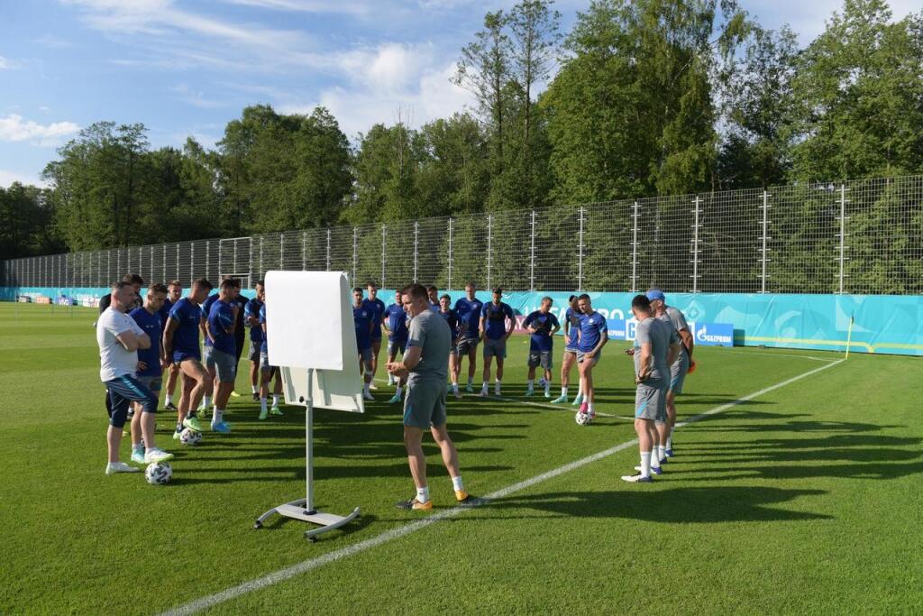Slovenskí futbaloví reprezentanti majú za sebou prvý tréning v dejisku majstrovstiev Európy.