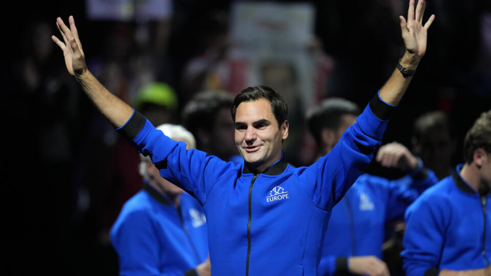 WA 9 Londýn - Švajčiarsky tenista Roger Federer z Tímu Európa sa lúči s divákmi po zápase štvorhry, v ktorej nastúpil po boku Španiela Rafaela Nadala proti americkému deblovému páru Jack Sock, Frances Tiafoe z Tímu svet na Laver Cupe v Londýne v piatok 23. septembra 2022. Roger Federer na Laver Cupe ukončil aktívnu kariéru. V rozlúčkovej štvorhre spoločne so Španielom Nadalom prehrali s americkým párom Frances Tiafoe, Jack Sock 6:4, 6:7 (2), 9:11. Federer vyhral vo dvojhre 103 turnajov najvyššej