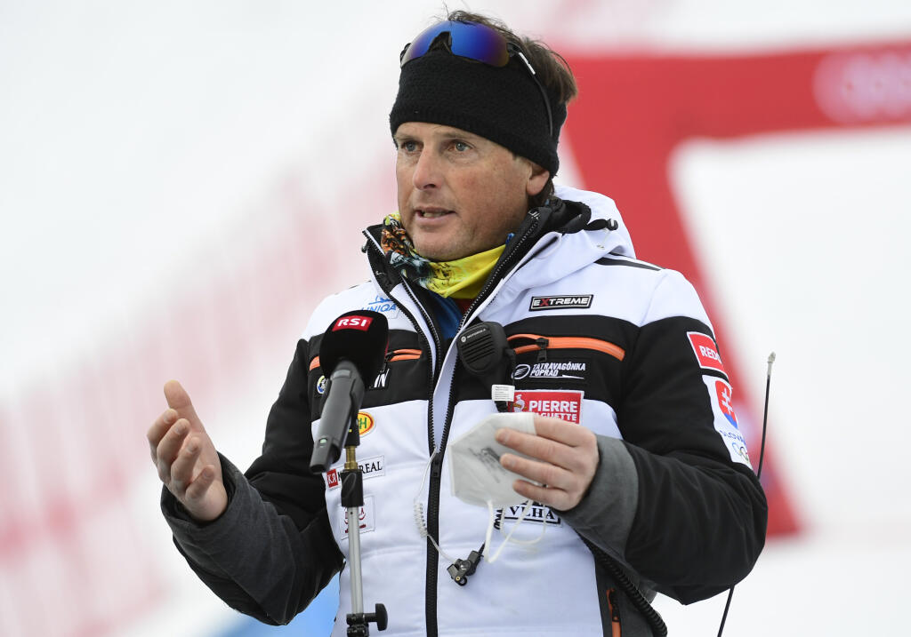 Na snímke tréner slovenskej lyžiarky Petry Vlhovej Mauro Pini počas rozhovoru pre médiá po tom, ako Petra Vlhová vyhrala slalom žien Svetového pohára v alpskom lyžovaní v slovinskej Kranjskej Gore 9. januára 2022.