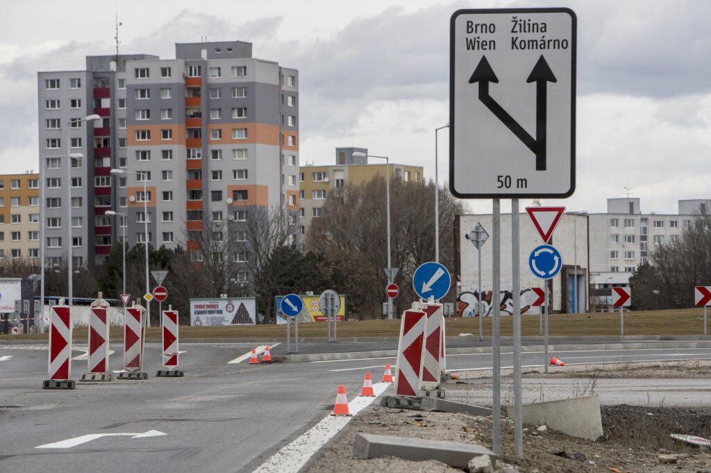 Na snimke dokonceny a sprevadzkovany kruhovy objadz v blizkosti bytoveho komplexu Slnecnice v bratislavskej Petrzalke.