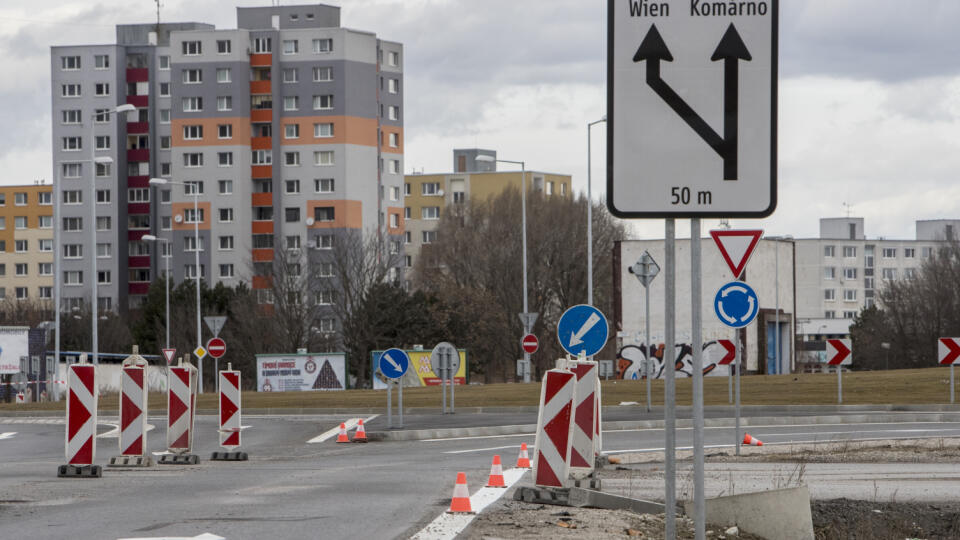 Na snimke dokonceny a sprevadzkovany kruhovy objadz v blizkosti bytoveho komplexu Slnecnice v bratislavskej Petrzalke.
