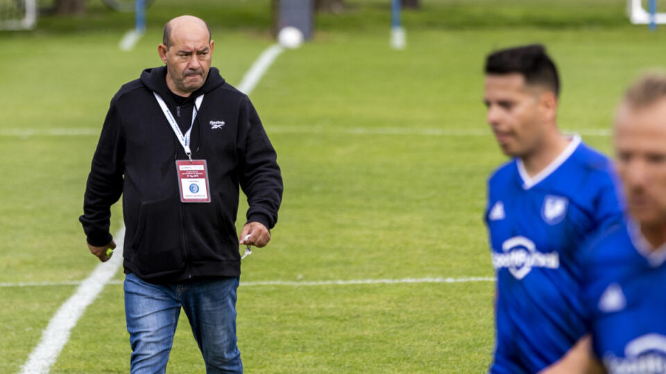 Na snímke je Vilo Habo počas futbalového zápasu 4. ligy medzi Ivankou pri Dunaji a Rovinkou. V tíme lídra súťaže zastáva funkciu vedúceho mužstva.