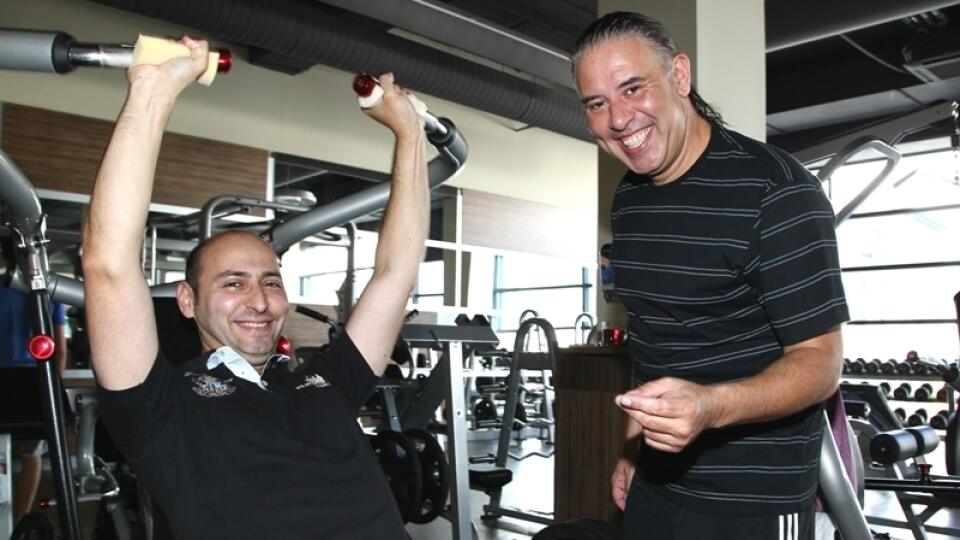 Richarda (vľavo) presvedčil na cvičenie vo fitku Berco Balogh.