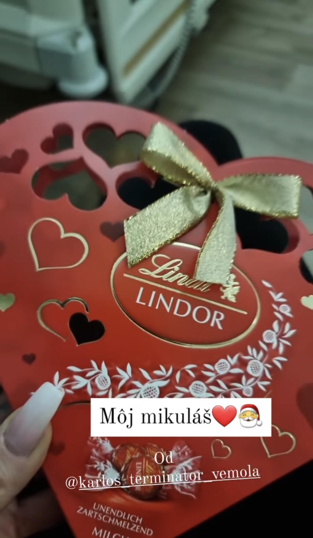 Ceterová dostala na Mikuláša od svojho Karlosa bonbonieru.