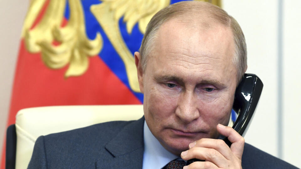 EBE 40 Moskva - Na snímke ruský prezident Vladimir Putin počas rozhovoru s premiérom Michailom Mišustinom v prezidentskej rezidencii Novo Ogarjovo pri Moskve v Rusku 2. júna 2020. FOTO TASR/AP
Russian President Vladimir Putin speaks on the phone during a meeting with Russian Prime Minister Mikhail Mishustin via teleconference at the Novo-Ogaryovo residence outside Moscow, Russia, Tuesday, June 2, 2020. Putin instructed his government to take quick steps to repair economic damage from the coronav