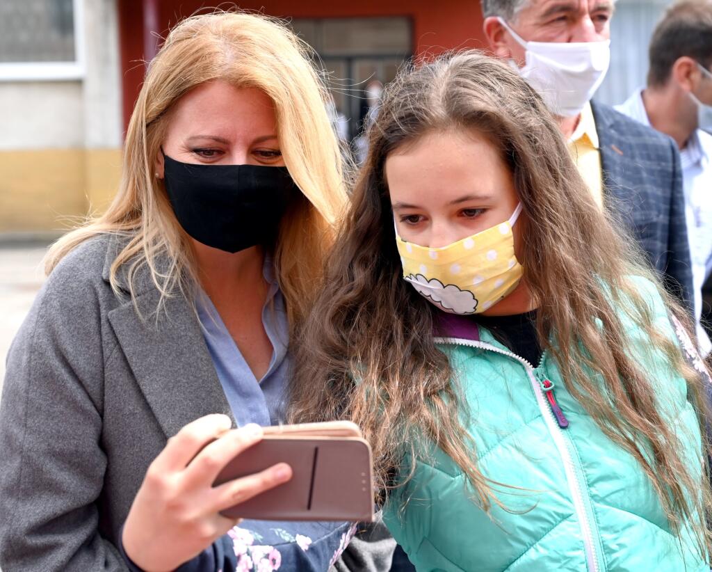 Na snímke vľavo prezidentka SR Zuzana Čaputová sa fotí s dievčaťom počas ukážky vodozádržných opatrení v obci Kladzany, v okrese Vranov nad Topľou 29. mája 2020. FOTO TASR - Roman Hanc