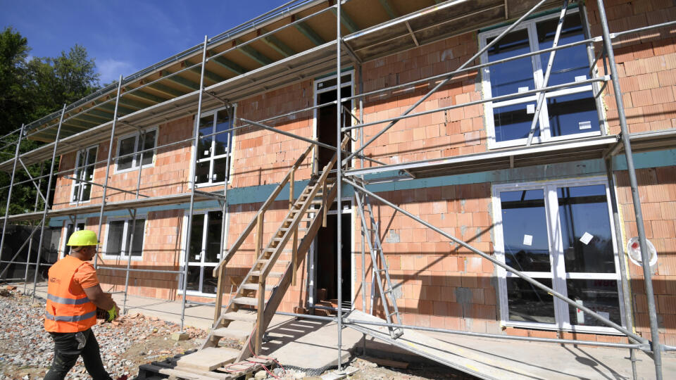 Na snímke kontrolný deň na rómskom sídlisku Luník IX v Košiciach 6. júna 2022 na prvej stavbe projektu Budujeme nádej na Luníku IX. Ide o vzorový rodinný dom s komunitným centrom, ktorý realizuje sociálny podnik Košického samosprávneho kraja (KSK) s ľuďmi z Luníka IX, ktorí tu pracujú na pozíciách ako pomocní pracovníci. Nasledovať budú ďalšie svojpomocné výstavby rodinných domov. FOTO TASR - František Iván