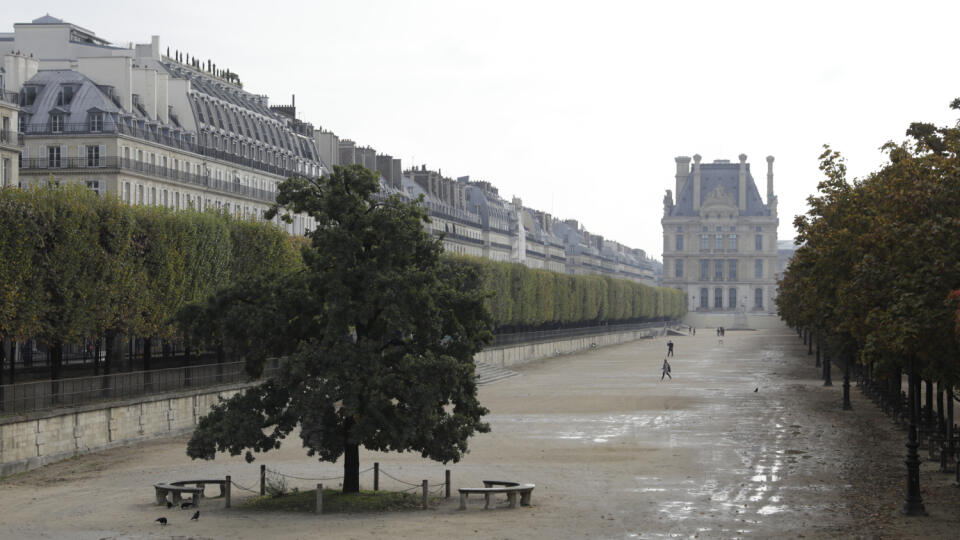 Ľudia kráčajú v takmer prázdnej záhrade Tuileries gardens v Paríži 14. októbra 2020.