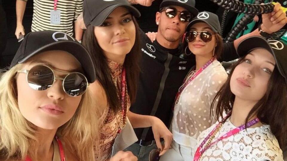 Archívna fotka Lewisa Hamiltona z VC Monaka 2015, kde sa odfotil s najznámejšími ženami sveta Gigi Hadid, Kendall Jenner a Bella Hadid.
