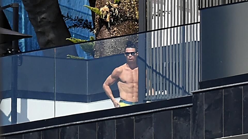 Cristiano Ronaldo si užíva karanténu pre koronavírus po svojom. Vo svojej luxusnej vile v meste Funchal sa opaľoval pod hrejivými lúčmi slnka.