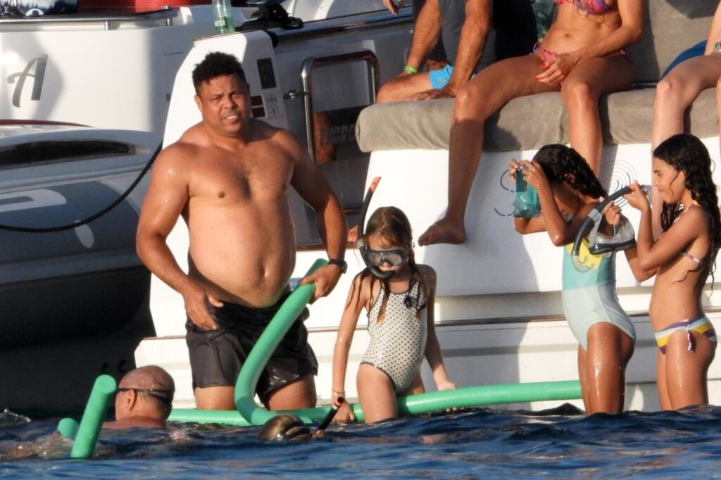 Ronaldo sa na luxusnej lodi vyzliekol a ukázal svoju nefutbalovú postavu.Jeho partnerka Celina si na rozdiel od neho drží svoju štíhlu figúru.