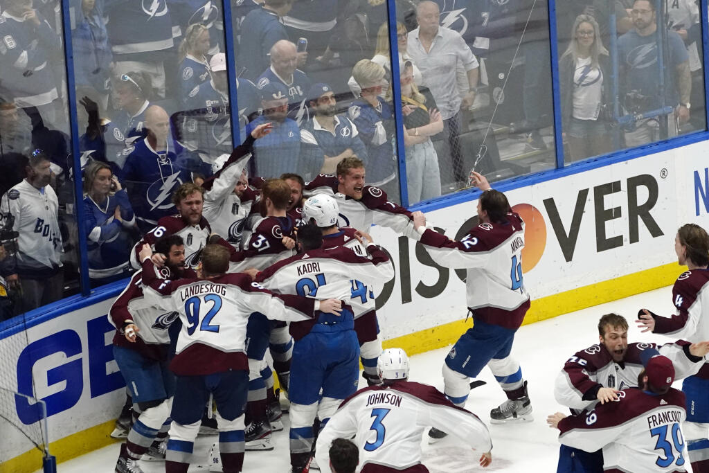 PK 6 Tampa - Na snímke hráči Colorada Avalanche sa tešia po víťazstve v šiestom zápase finále NHL Tampa Bay Lightning - Colorado Avalanche v Tampe 26. júna 2022. Hokejisti Colorada Avalanche získali tretíkrát v histórii Stanleyho pohár. V šiestom dueli finále play off NHL zvíťazili v noci na pondelok na ľade Tampy Bay Lightning 2:1 a v celej sérii triumfovali 4:2 na zápasy.