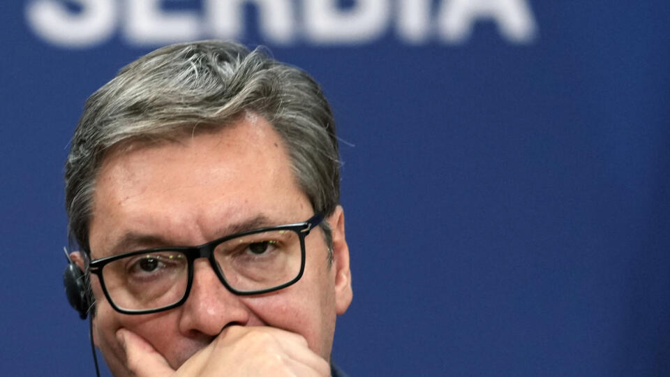 WA 18 archív Belehrad - Na archívnej snímke zo 7. septembra 2022 srbský prezident Aleksandar Vučič počúva počas tlačovej konferencie v Belehrade. Srbsko neuzná výsledky referend v štyroch ukrajinských oblastiach okupovaných ruskou armádou. V stredu to vyhlásil srbský prezident Aleksandar Vučič. Belehrad má pritom s Moskvou blízke vzťahy. Referendá o pripojení ukrajinskej Doneckej, Luhanskej, Chersonskej a Záporožskej oblasti k Rusku prebiehali od minulého piatka do utorka tohto týždňa. Proruskí