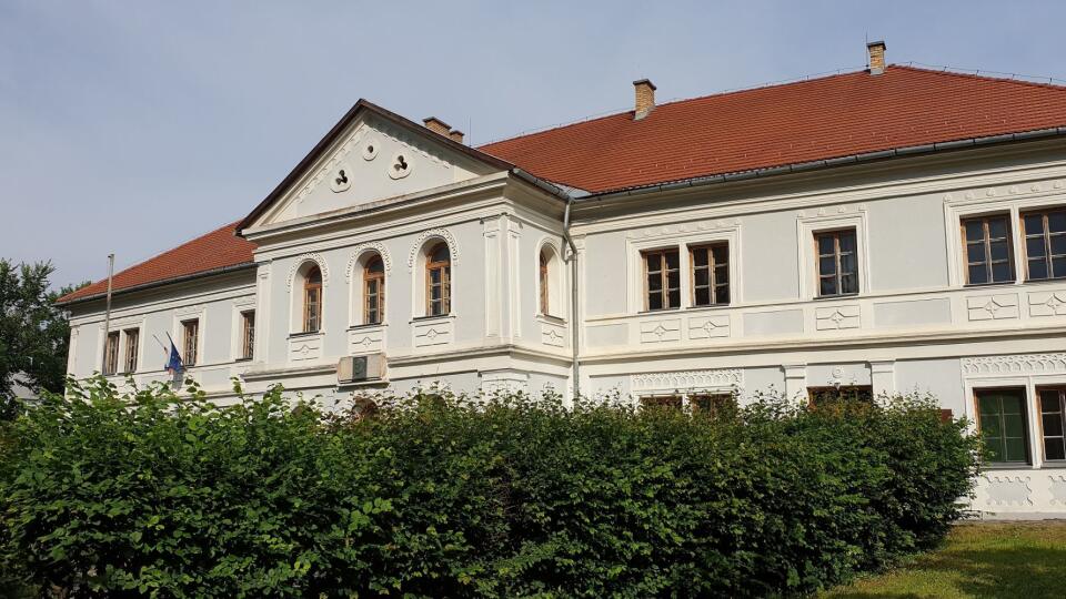 Na snímke historická druhá budova Prvého Slovenského gymnázia v Revúcej, v ktorej do roku 2018 sídlilo Prvé slovenské literárne gymnázium, 9. júla 2020. EASYFOTO TASR - Branislav Caban
