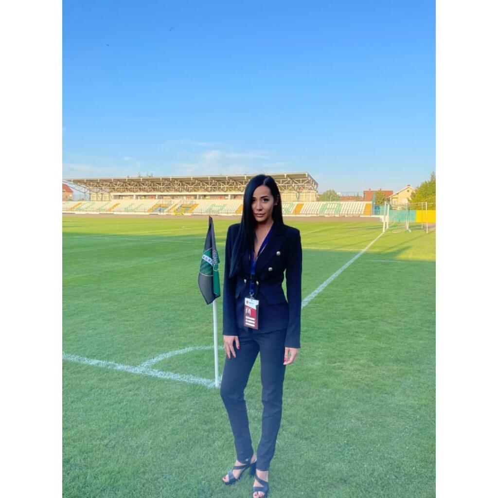 Sexi Ana Staševičová je hlásateľkou aj hovorkyňou futbalového klubu, ale fanúšikovia ju majú radšej bez saka.
