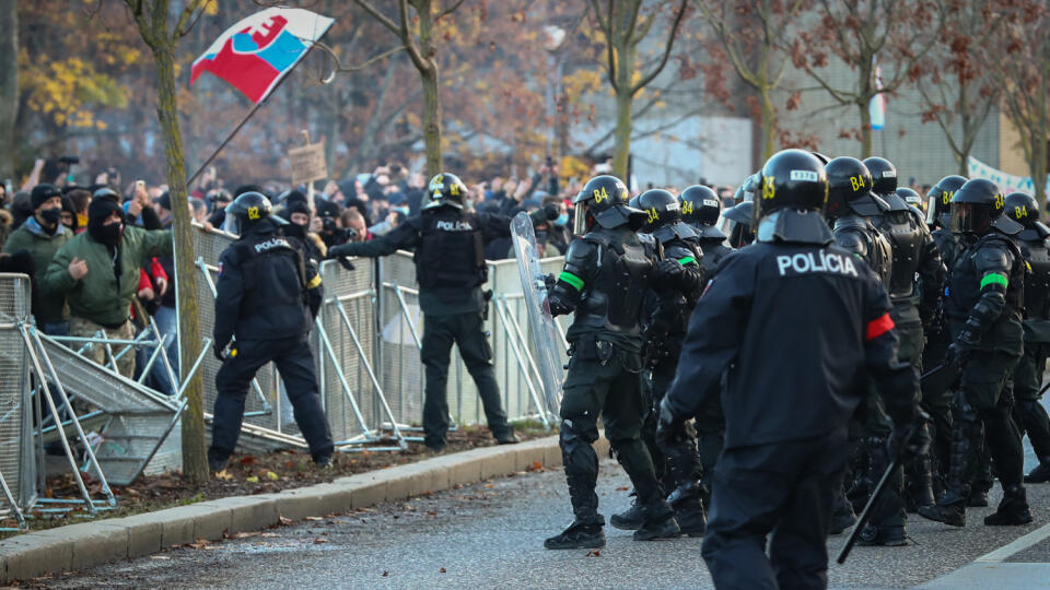 Oslavy 31. výročia nežnej revolúcie na Slovensku sa v hlavnom meste Bratislava zmenili na protest voči vláde SR na čele s premiérom Igorom Matovičom, ktorý v krajine zaviedol nepopulárne bezpečnostné opatrenia v snahe zamedziť šíreniu koronavírusu Covid - 19.