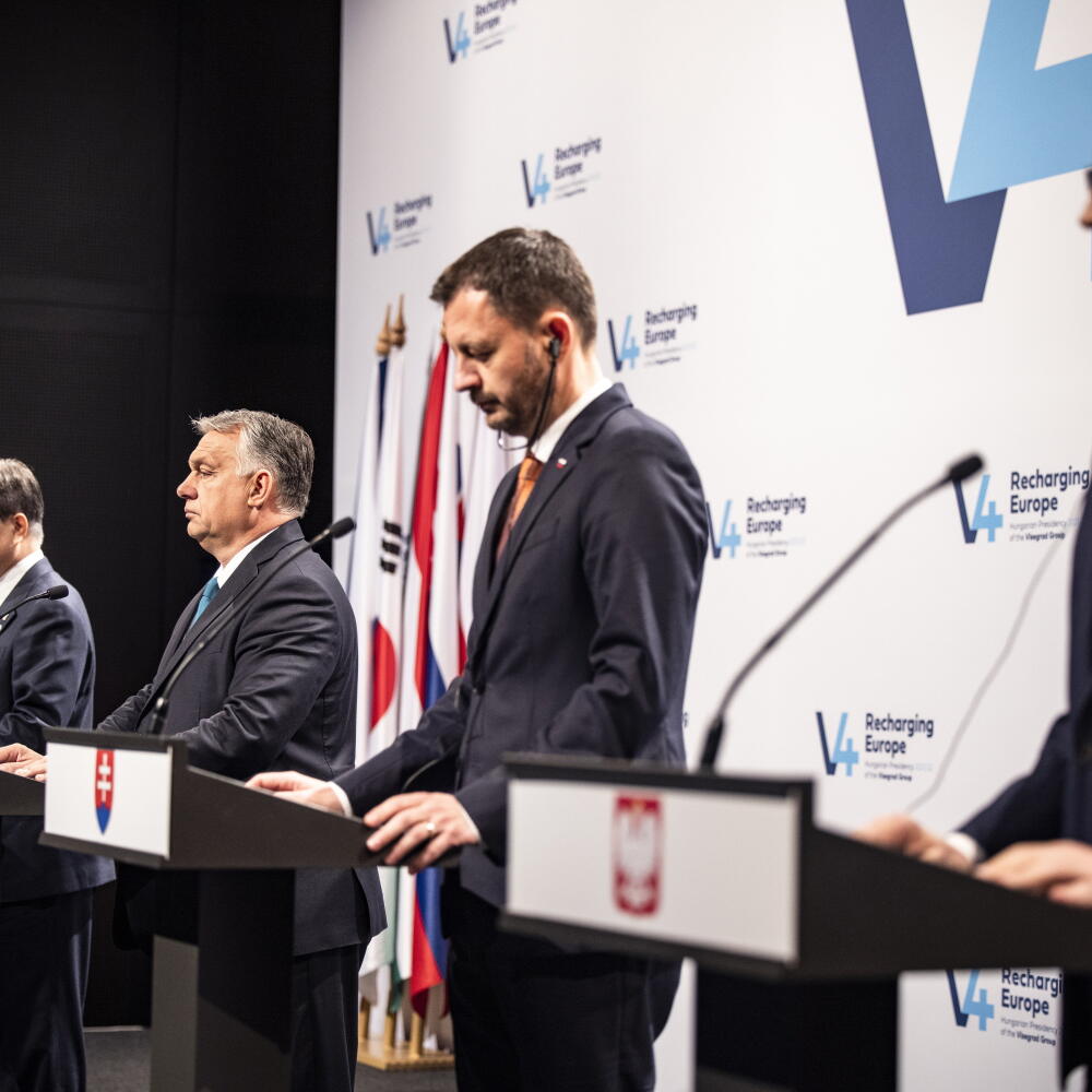 WA 45 Budapešť - Premiéri Vyšehradskej skupiny (V4) sprava Mateusz Morawiecki (Poľsko), Eduard Heger (Slovensko), Viktor Orbán (Maďarsko), Andrej Babiš (Česká republika, vľavo) a juhokórejský prezident Mun Če-in (druhý zľava) stoja počas tlačovej konferencie na summite predsedov vlád Vyšehradskej skupiny (V4) a Južnej Kórey v Budapešti vo štvrtok 4. novembra 2021. FOTO TASR/DUNA/MTI-Zoltán Fischer
A handout photo made available by the Hungarian PM's Press Office shows South Korea President Moon