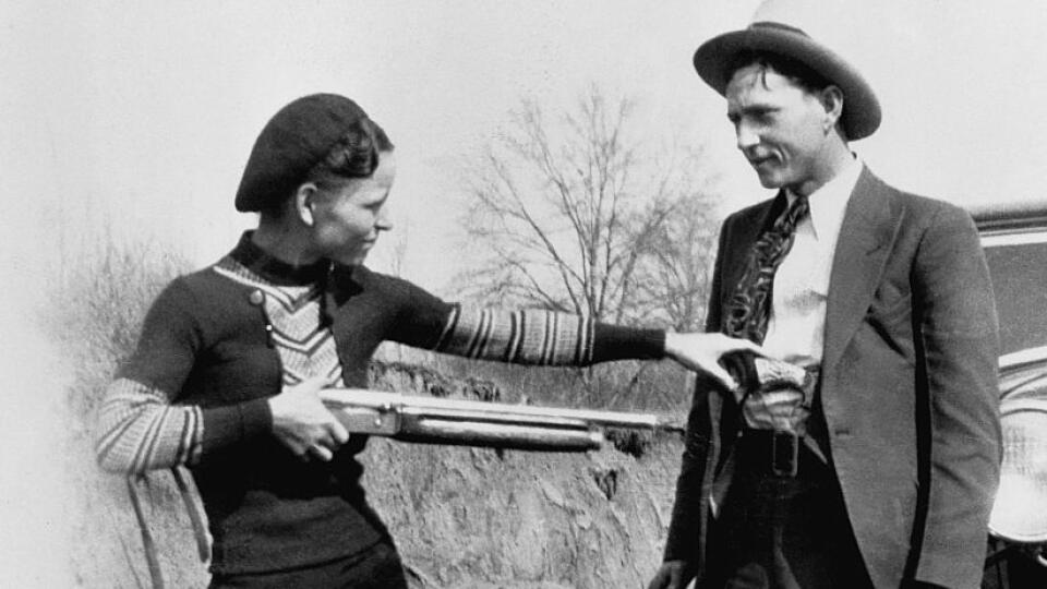 Bonnie and Clyde pózujú s brokovnicou, 1932