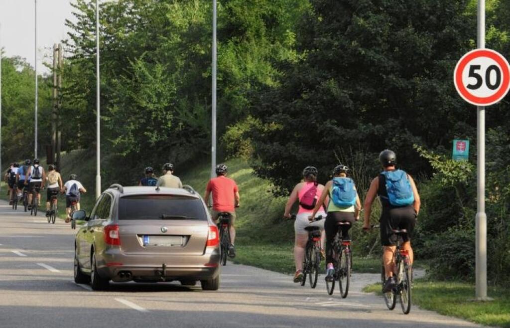 Do práce na bicykli? Len v reklame, cesty na to nie sú