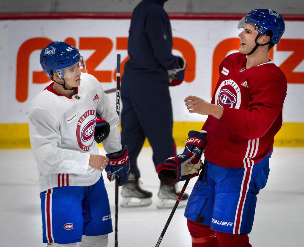 Na snímke sprava slovenský útočník Juraj Slafkovský, ktorého si v tohtoročnom drafte NHL z prvého miesta vybral tím Montrealu Canadiens a jeho krajan a center Filip Mešár, ktorý bol draftovaný z 26. miesta, počas prestávky v tréningu v Bell Sports Complexe v Brossarde v Quebecu počas prvého dňa hodnotiaceho kempu v pondelok 11. júla 2022.