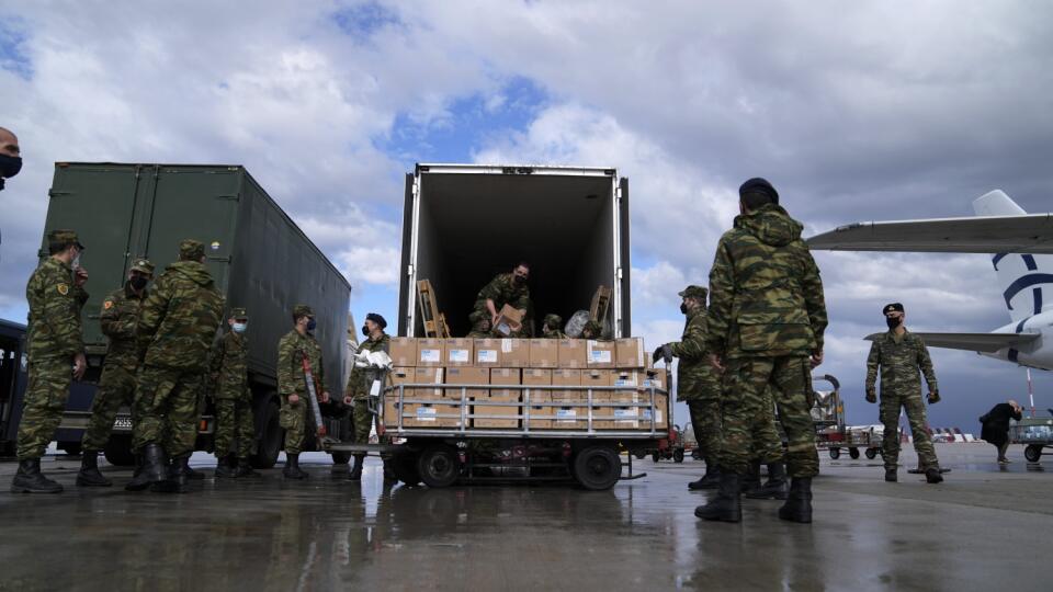 KK78 Atény - Grécki vojaci pomáhajú naložiť humanitárnu pomoc do lietadla na medzinárodnom letisku v Aténach 27. februára 2022. Poskytnutie ďalšej vojenskej a humanitárnej pomoci pre Ukrajinu oznámili v nedeľu viaceré európske krajiny, no tiež Izrael či Austrália. FOTO TASR/AP
Greek soldiers prepare a plane loaded with humanitarian aid at Eleftherios Venizelos International Airport in Athens, on Sunday Feb. 27, 2022. The plane, bound for Poland, was being sent after Greece's government decided S
