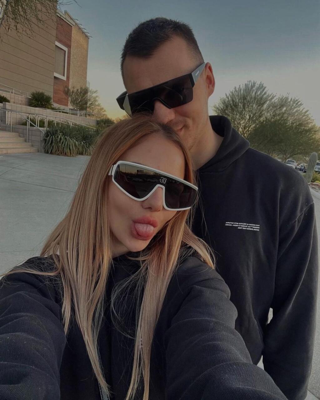 Kelemenovi robí v USA spoločnosť aj jeho krásna priateľka Alexandra.