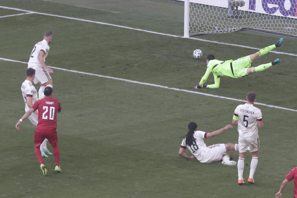 KK41 Kodaň - Dánsky futbalista Yussuf Poulsen (dole vľavo) strieľa úvodný gól počas zápasu základnej B-skupiny Dánsko - Belgicko na ME vo futbale v Kodani 17. júna 2021. FOTO TASR/AP
Denmark's Yussuf Poulsen, bottom left, scores his side's opening goal during the Euro 2020 soccer championship group C match between Denmark and Belgium at the Parken stadium in Copenhagen, Denmark, Thursday, June 17, 2021. (Hannah McKay/Pool via AP)