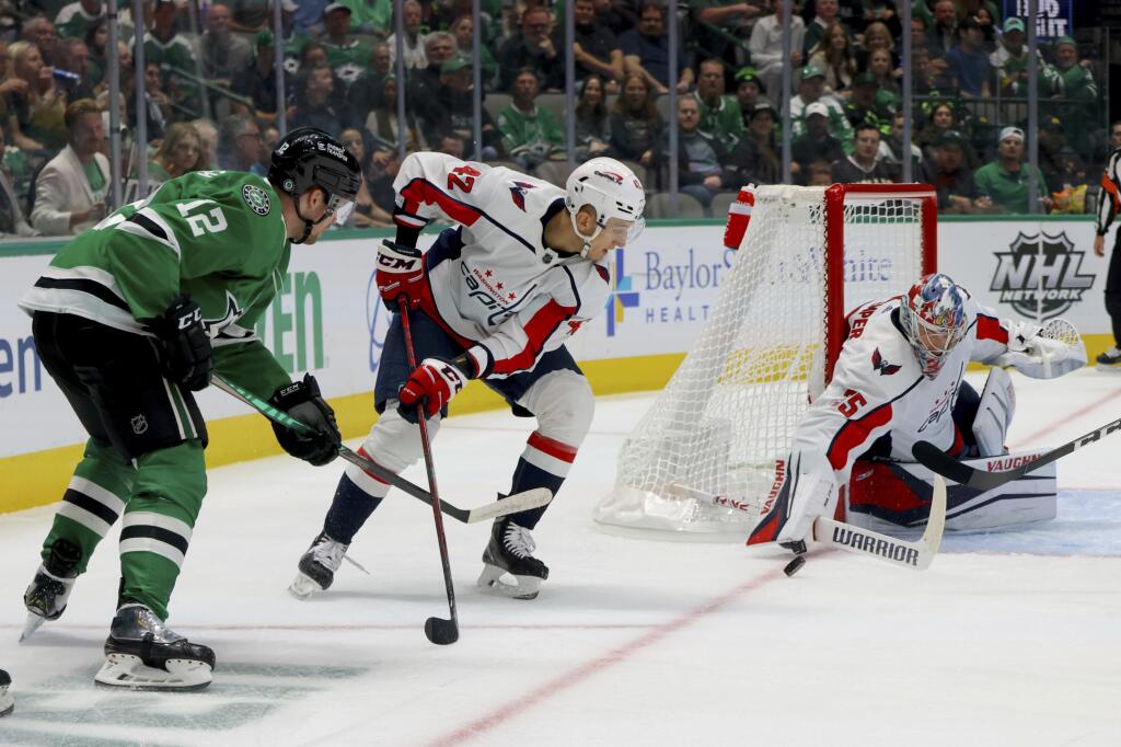 PK 3 Dallas - Na snímke sprava brankár Darcy Kuemper, slovenský obranca Martin Fehérváry (obaja Washington Capitals) a hráč Dallasu Stars Radek Faksa v zápase zámorskej hokejovej NHL Dallas Stars - Washington Capitals v Dallase 27. októbra 2022. FOTO TASR/AP
Washington Capitals goaltender Darcy Kuemper (35) deflects a shot as Dallas Stars center Radek Faksa (12) and Capitals defenseman Martin Fehervary (42) look on in the first period of an NHL hockey game in Dallas, Thursday, Oct. 27, 2022. (A