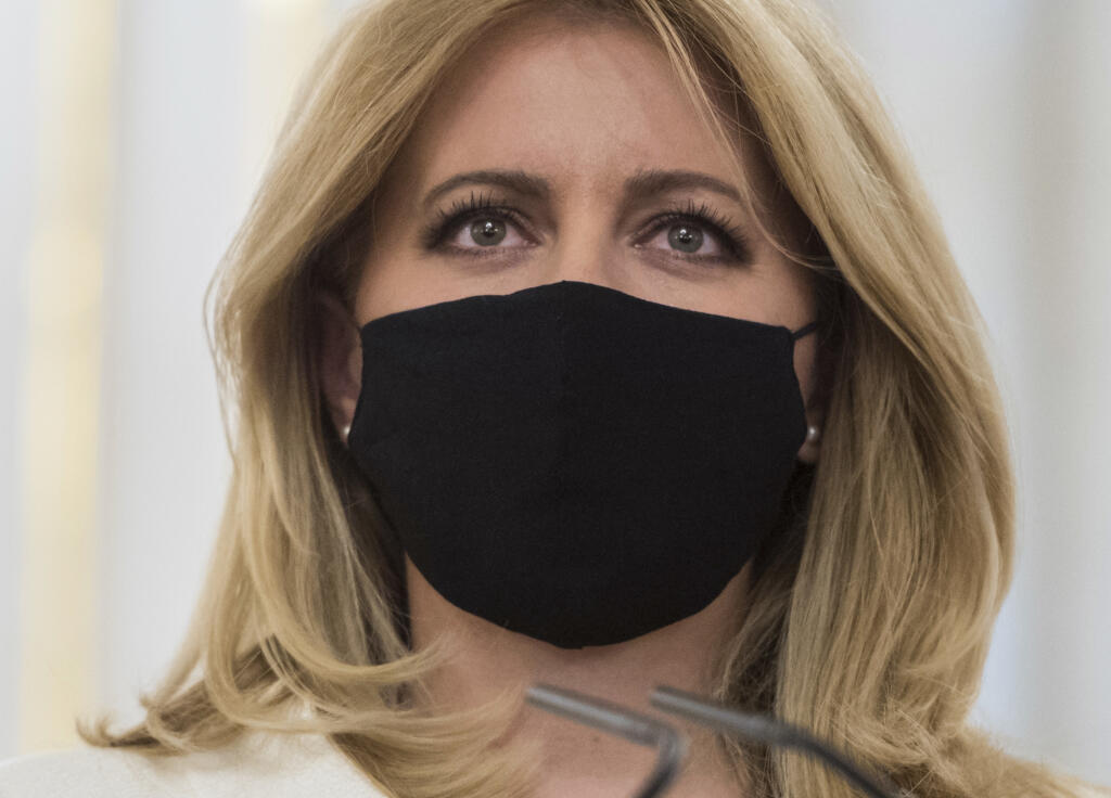 Prezidentka SR Zuzana Čapútová počas tlačovej konferencie po rokovaní s expertmi v súvislosti s aktuálnou pandemickou situáciou a celoplošným testovaním. Na tlačovej konferencii sa zúčastnili, Pavol Čekan (chemik, MultiplexDX), Peter Vislojaský (lekár FN Nitra, predseda LOZ), Vladimír Krčméry (onkológ, infektológ a tropický lekár, prednosta Mikrobiologického ústavu LF UK a rektor VŠ sv. Alžbety), Boris Klempa (virológ, Biomedicínske centrum SAV) a Silvia Pastoreková (riaditeľka Biomedicínskeho