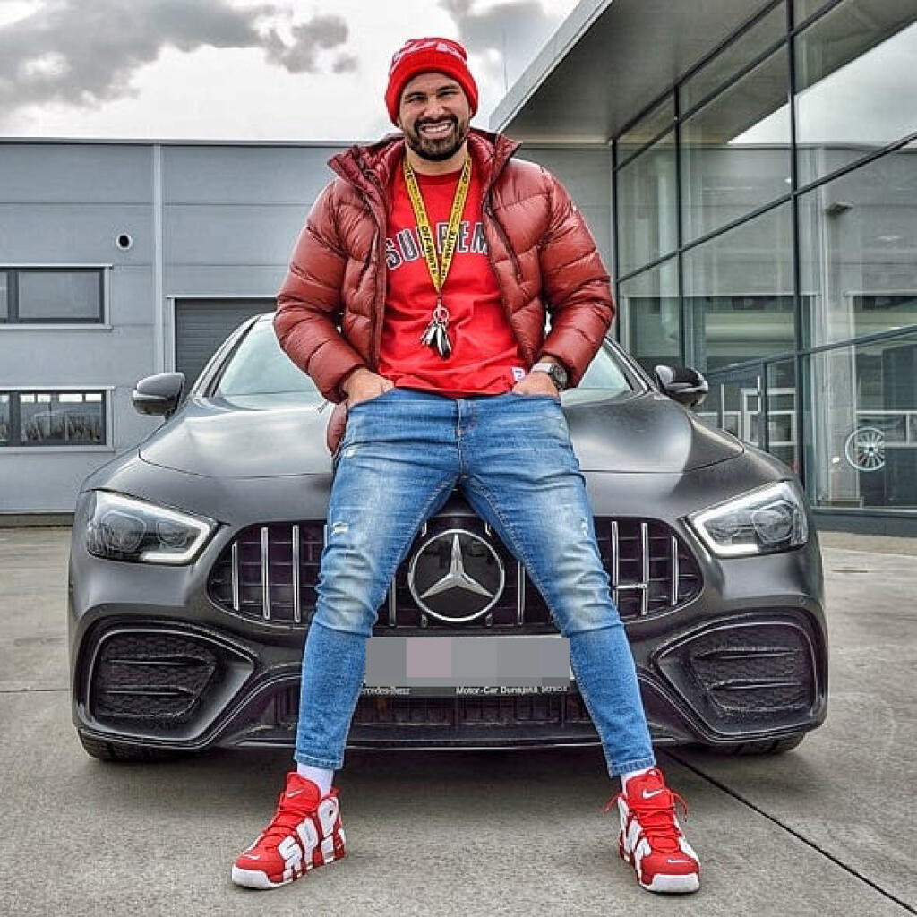 Attila Végh sa teda vozí už v novom Mercedes AMG GT 53 4MATIC. GT 53 je coupé so štyrmi dverami a jeho cena začína na 112-tisíc eur, ale môže sa vyšplhať aj nad 170-tisíc.