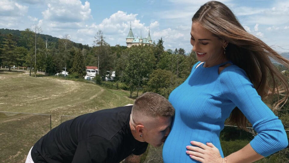 Slovenský reprezentant Juraj Kucka oznámil svetu radostnú správu, že s jeho sexi priateľkou Romanou Bobokovou čakajú bábätko.
