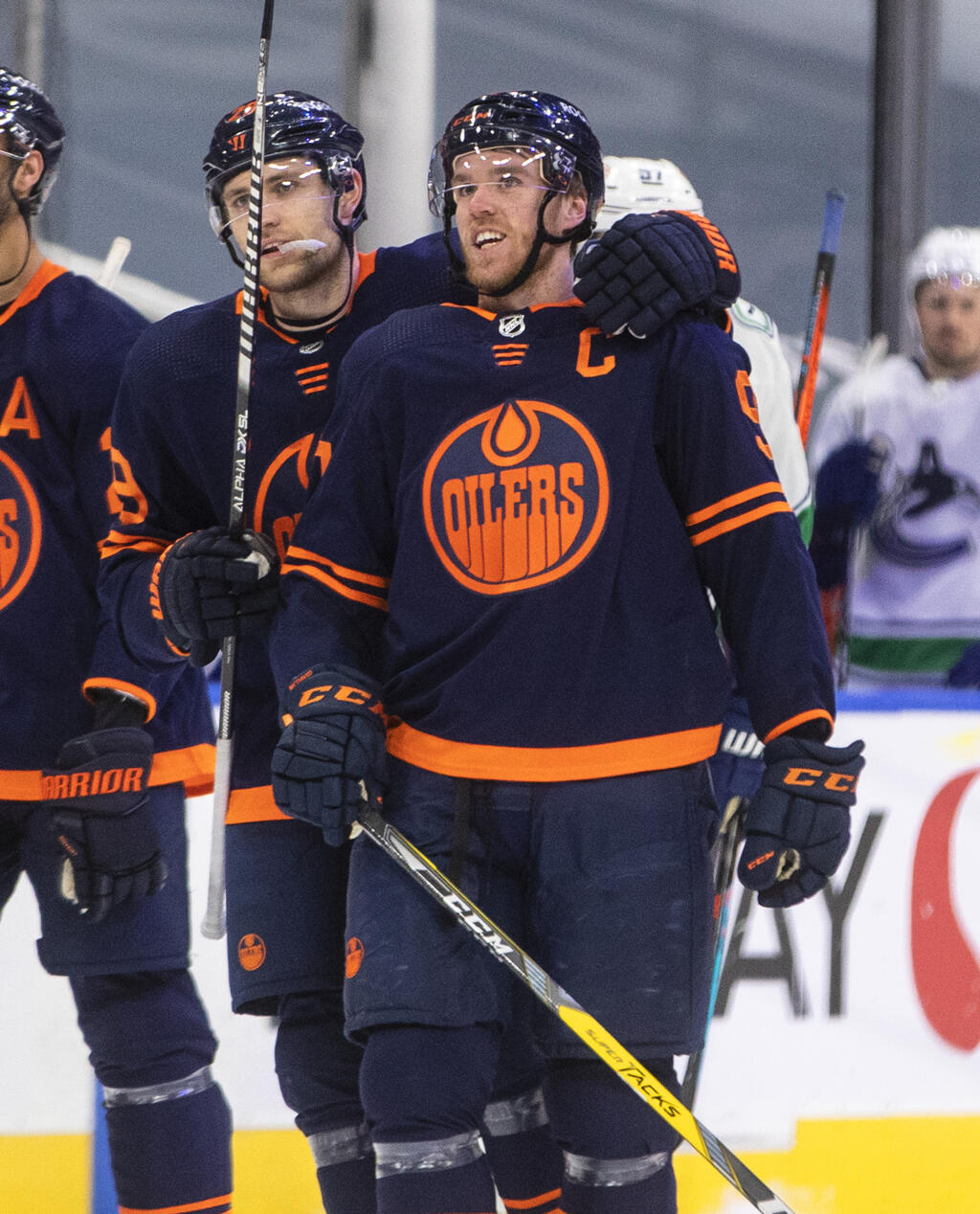 KK28 Edmonton - Hokejista Connor McDavid (97) z Edmontonu Oilers sa teší po svojom 100. bode v sezóne počas zápasu zámorskej hokejovej NHL proti Vancouveru Canucks 8. mája 2021 v Edmontone. FOTO TASR/AP
Edmonton Oilers' Connor McDavid (97) celebrates with Leon Draisaitl after scoring his 100th point of the season, against the Vancouver Canucks during the second period of an NHL hockey game Saturday, May 8, 2021, in Edmonton, Alberta. (Jason Franson/The Canadian Press via AP)